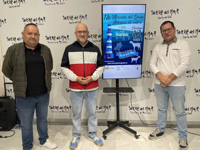 El primer teniente de alcalde de Vélez-Málaga y teniente de alcalde de Torre del Mar, Jesús Pérez Atencia; el gerente 'Axarquía Me gusta' y el teniente de Alcalde de Almáchar presentan del Mercado de Queso Artesano de Cabra malagueña y Vino.
