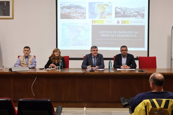 El subdelegado del Gobierno en Granada, José Antonio Montilla, tercero por la izquierda en la imagen, inaugura el curso sobre gestión de emergencias sísmicas y maremotos