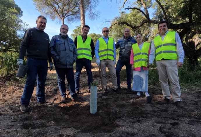 Representantes de Endesa y Gabitel en la plantación de un centenar de árboles en Lucena del Puerto (Huelva).