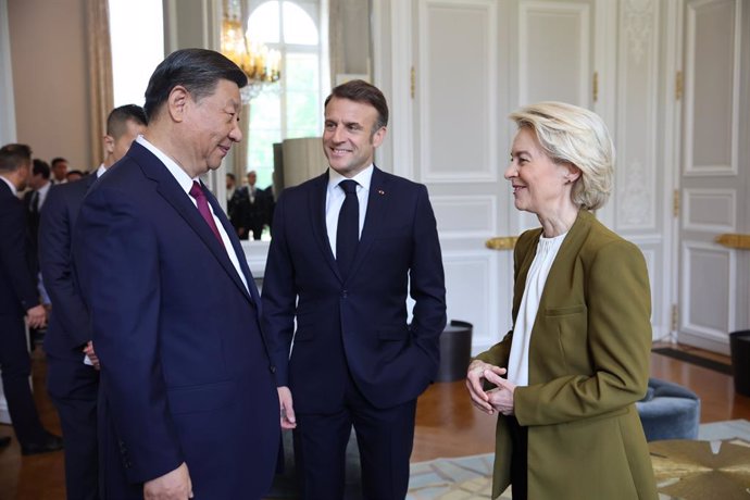 HANDOUT - 06 May 2024, France, Paris: French President Emmanuel Macron (C), European Commission President Ursula von der Leyen (R), and China's President Xi Jinping (L) arrive to attend a meeting at the Elysee presidential palace. Photo: Christophe Licopp