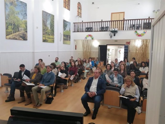 Más de cincuenta profesionales de distintas especialidades de enfermería han tomado parte en el encuentro de profesionales sanitarios referentes del Plan Integral de Obesidad Infantil de Andalucía.