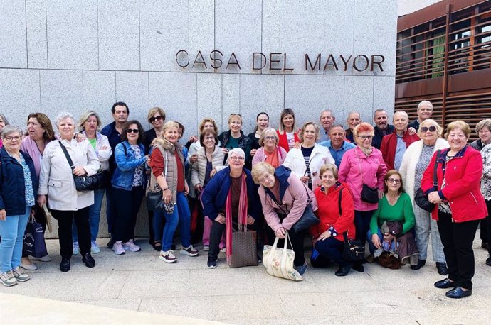 La concejala de Asuntos Sociales, Encarna Chacón, visita La Casa del Mayor de Cáceres