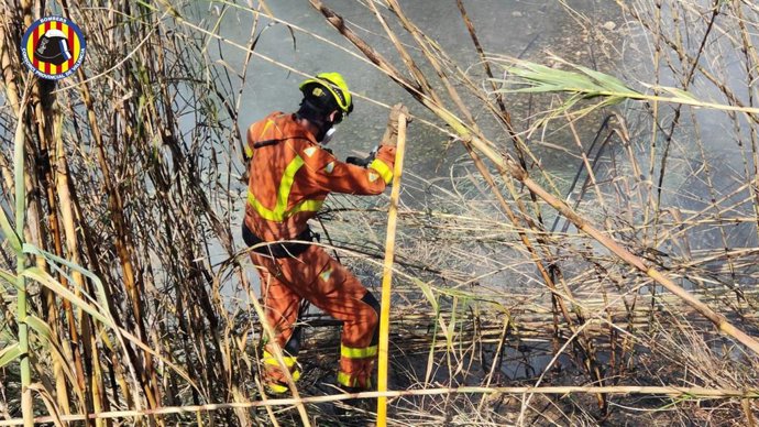 Incendi forestal en la urbanització Masia de Traver, a Riba-roja de Túria 