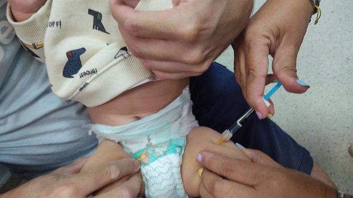 Archivo - Un bebé recibe una vacuna.