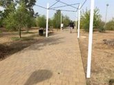 Foto: La UPO de Sevilla instalará toldos en medio kilómetro de sendero peatonal en el que el calor hace el paseo "incómodo"