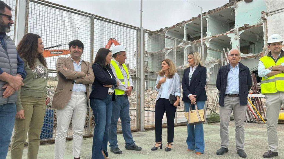 Botella (centro), con el antiguo IES de Bujalance a sus espaldas, en fase de demolición, para construir en el solar el nuevo centro de salud del municipio.