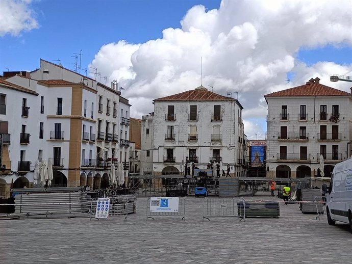 Comienza la instalación del escenario del Womad en la Plaza Mayor de Cáceres