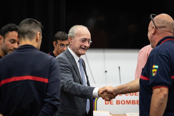 El alcalde de Málaga, Francisco de la Torre, durante el acto de nombramiento de bomberos como funcionarios pertenecientes al subgrupo C1 tras completar el proceso de promoción interna mediante concurso-oposición.