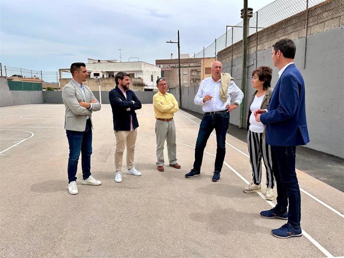 El teniente de alcalde y regidor de Deportes, Javier Bonet, en su visita a la pista Miquel Bosch.