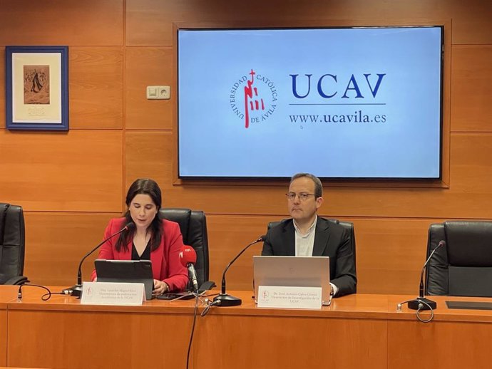 Vicerrector de Investigación, José Antonio Calvo, y la vicerrectora de Ordenación Académica de la UCAV, Lourdes Miguel.
