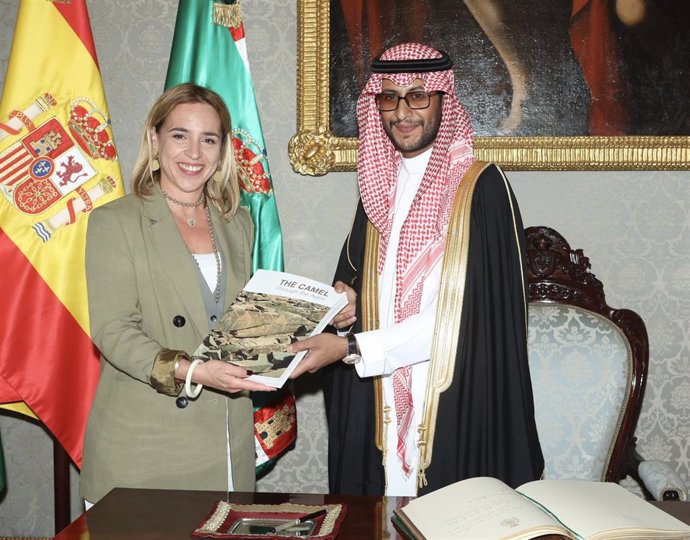 La presidenta de la Diputación, Almudena Martínez, con Abdulaziz bin Nawaf bin Abdulaziz Al-Saud, nieto del rey Arabia.