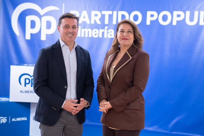 El presidente del PP de Almería, Javier Aureliano García, y la candidata del PP al Parlamento Europeo, Carmen Crespo.