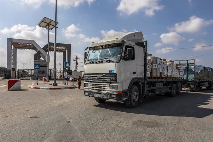 Archivo - Un camión con ayuda humanitaria en el paso de Rafá, en la frontera entre Egipto y la Franja de Gaza