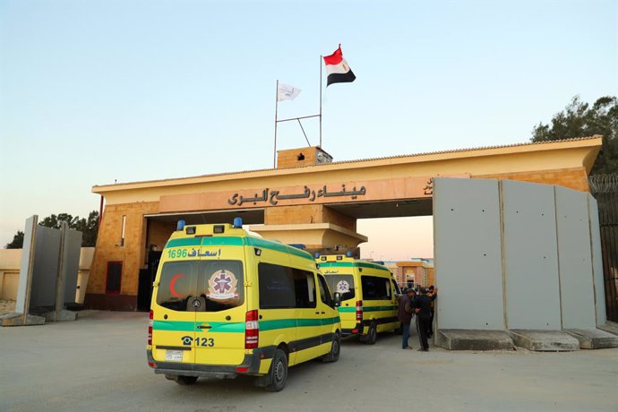 Archivo - CAIRO, Dec. 1, 2023  -- Ambulances wait to enter Gaza at the Egyptian side of the Rafah crossing on Nov. 30, 2023. Egypt's State Information Service (SIS) Chairman Diaa Rashwan said on Wednesday that so far 575 injured Gazans had been admitted t