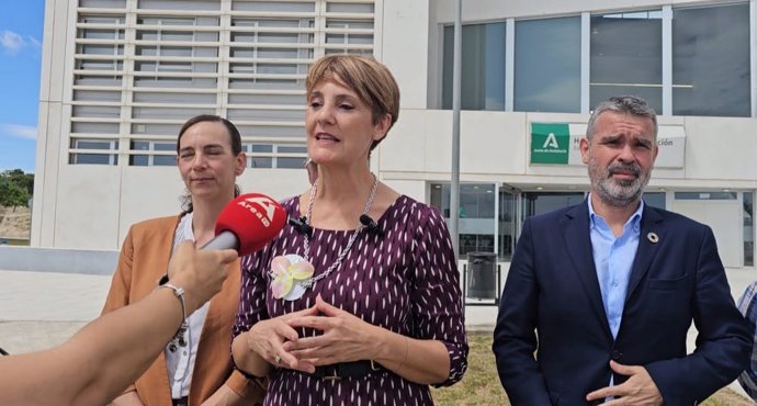 La secretaria general del PSOE de Estepona (Málaga) y portavoz socialista en el Ayuntamiento del municipio, Emma Molina, junto al secretario general de los socialistas en la provincia, José Bernal.