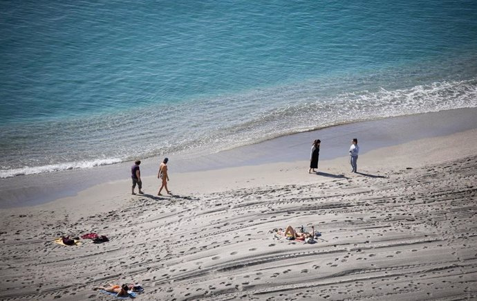 Archivo - Varias personas en la Playa del Zapillo de Almería disfrutan del calor inusual en enero. A 25 de enero de 2024, en Almería (Andalucía, España). 