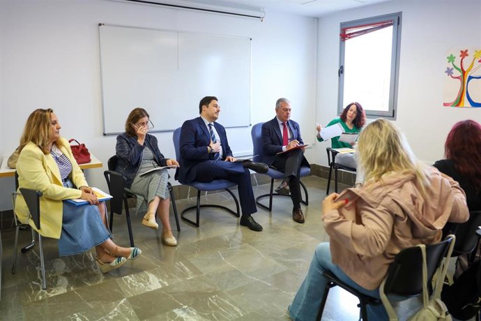 Sanz y José Luis García con la plantilla de la ayuda domiciliaria
