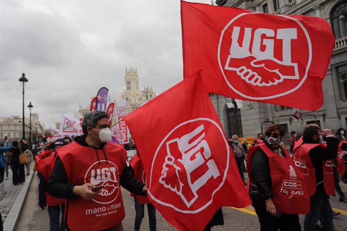 Archivo - Varias personas, con banderas de UGT