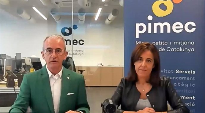 Archivo - El secretario general de Pimec, Josep Ginesta, y la  directora del área de Trabajo, Sílvia Miró.