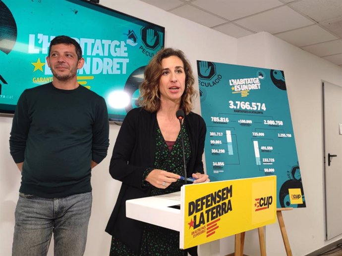 La candidata de la CUP a las elecciones catalanas, Laia Estrada, con el número 4 por Barcelona, Xavier Peciller, el 6 de mayo de 2024.