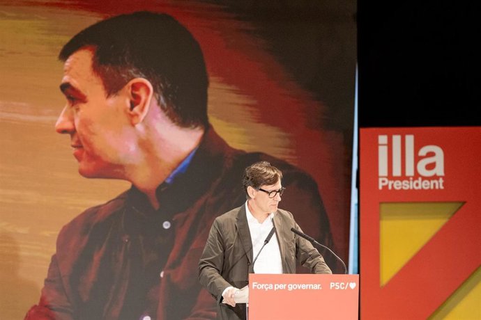 El candidato del PSC a las elecciones catalanas, Salvador Illa, interviene durante un acto de campaña electoral del PSC, a 26 de abril de 2024, en Lleida, Catalunya (España).