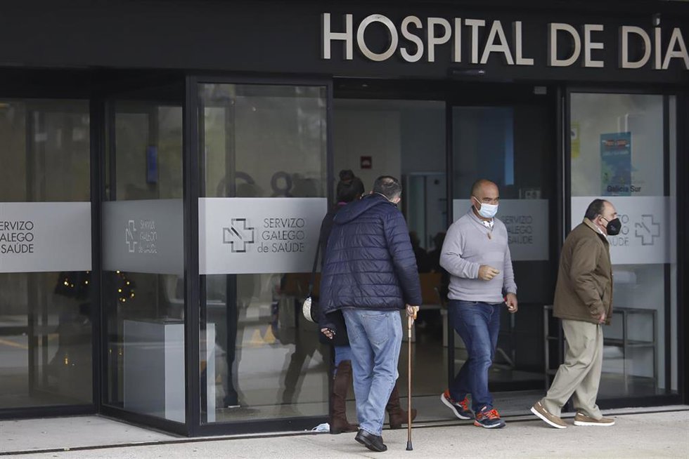 Archivo - Varias personas salen con mascarilla del Hospital Álvaro Cunqueiro de Vigo.