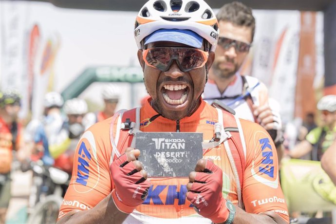 El ciclista cubano Lester Fernández logra acabar la Titan Desert de Marruecos con el 81 por ciento de discapacidad.