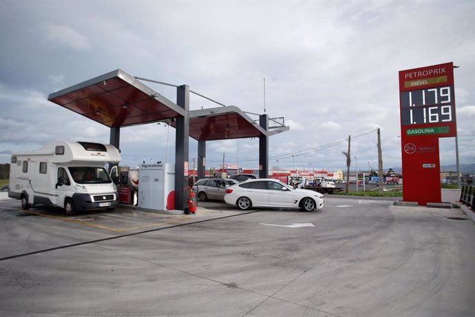 Archivo - Vehículos en la gasolinera Petroprix de Ribadeo, a 2 de enero de 2024, en Ribadeo, Lugo, Galicia (España). 