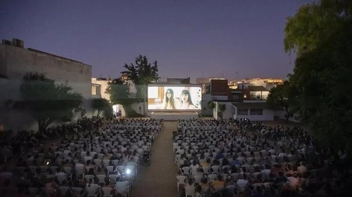 Archivo - Público asistente a la proyección de una película en el cine de verano Delicias, en Córdoba, en una imagen de archivo.