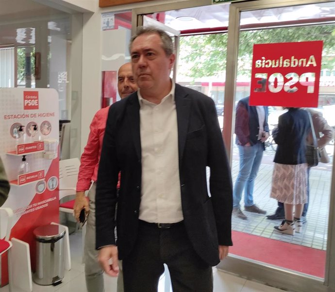 El secretario general del PSOE de Andalucía, Juan Espadas, este lunes a su llegada a la reunión con la Comisión Ejecutiva Provincial del PSOE de Córdoba.