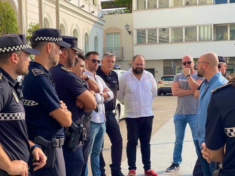El alcalde de El Puerto, Germán Beardo, con policías locales.