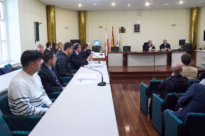 Los acusados (1i) y (3i) durante el juicio por el accidente mortal de Castelar, en la Audiencia Provincial de Cantabria, a 6 de mayo de 2024, en Santander, Cantabria (España). 