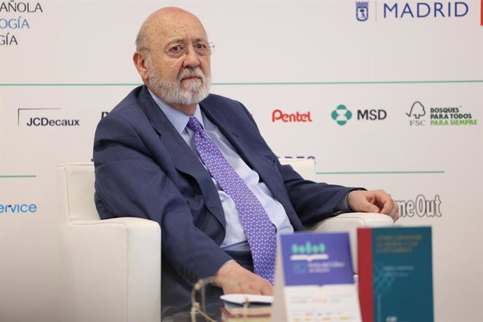 Archivo - Arxiu - El president del CIS, José Félix Tezanos, intervé durant el col·loqui 'Les dones en la Sociologia' al Pavelló Caixabank de la Fira del Llibre en el parc del Retir, a 5 de juny del 2023, a Madrid (Espanya).