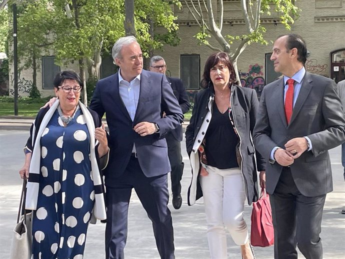 El presidente del Gobierno de Aragón, Jorge Azcón, y el consejero de Sanidad, José Luis Bancalero, en su visita a ASAPME.