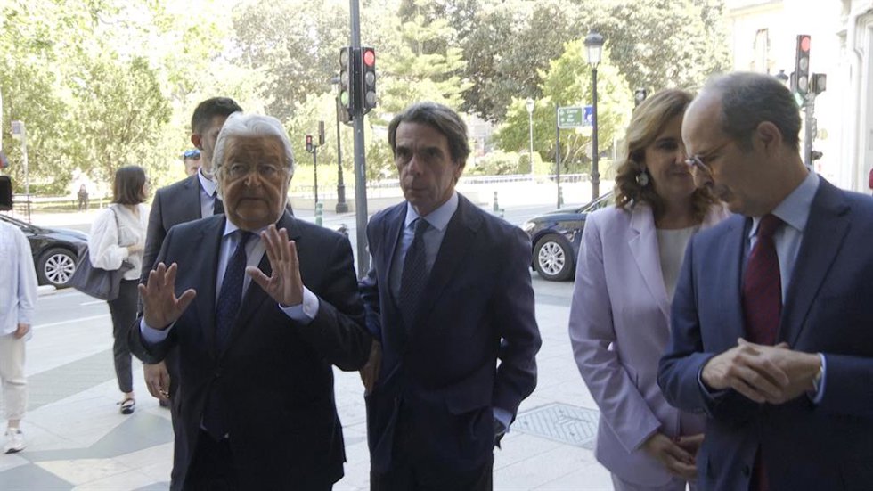 Aznar carga contra la "indigencia intelectual" de "escarbar cada 15 días los res