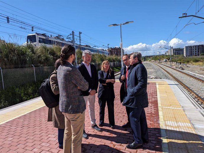 El secretario de Estado de Transportes y Movilidad Sostenible, José Antonio Santano, y la delegada del Gobierno en Cantabria, Eugenia Gómez de Diego, en el apeadero de Nueva Montaña