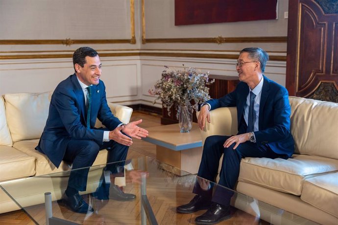 El presidente de la Junta de Andalucía, Juanma Moreno, durante su reunión este lunes con el embajador de China en España, Yao Jing, celebrada en el Palacio de San Telmo.
