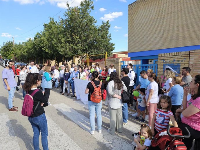 Concentración en colegio público María Auxiliadora de Morón