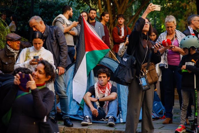 Estudiantes entran en el Edifici Històric de la Universitat de Barcelona (UB), en la plaza Universitat, y acampan para apoyar a Palestina.