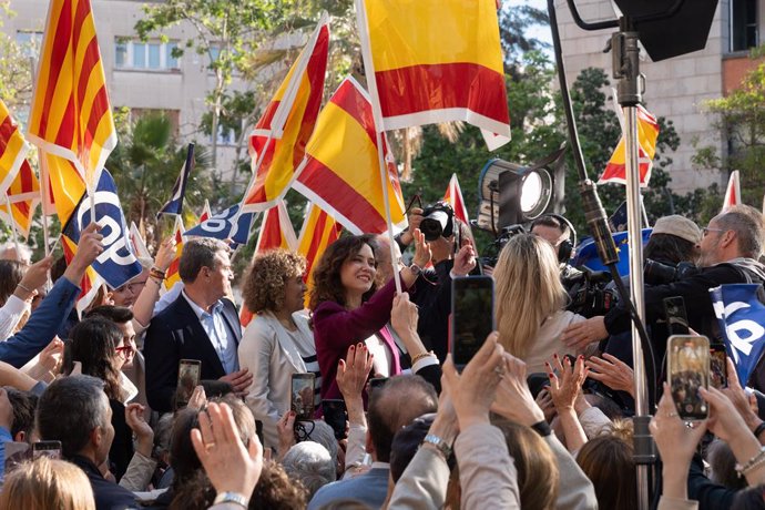 La presidenta de la Comunitat i PP de Madrid, Isabel Díaz Ayuso, en un míting al barri de Sarrià de Barcelona.