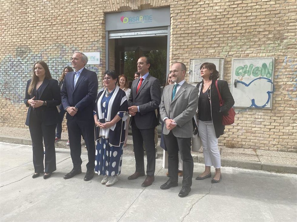 El presidente del Gobierno de Aragón, Jorge Azcón; el consejero de Sanidad, José Luis Bancalero Flores; la vicescretaria de Sanidad y Educación del PP, Ester Muñoz; y la presidenta de ASAPME, Ana López, en una visita a la entidad en su sede de Zaragoza.
