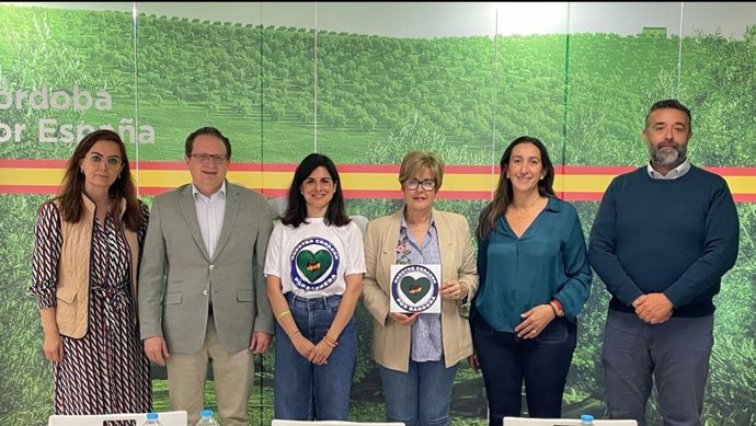 Representantes de 'Nuestro Corazón por Bandera' (centro), con dirigentes de Vox, en la sede del partido en Córdoba.