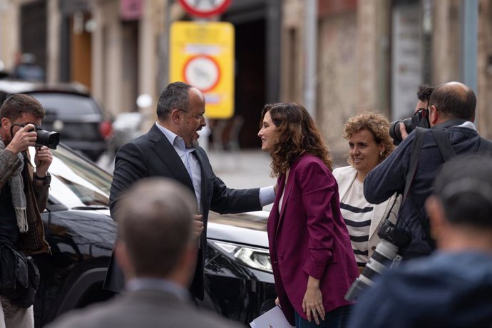 La presidenta de la Comunitat de Madrid, Isabel Díaz Ayuso, i el candidat del PP a les eleccions catalanes, Alejandro Fernández, passegen pel barri de Sarrià de Barcelona