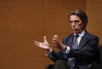 Aznar critica a la izquierda española que "cada 15 días tiene que ir a escarbar los restos de Franco"