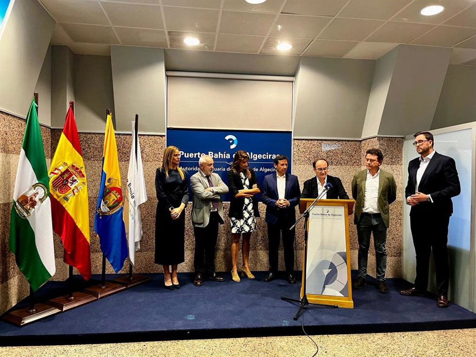 Autoridades durante la presentación del curso.