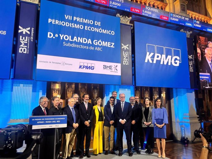 La alcarreña Yolanda Gómez reclama un periodismo "más vivo que nunca" al recoger el VII Premio KMPG Rosa del Río