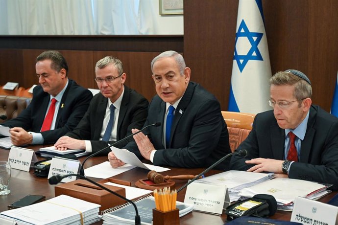 HANDOUT - 17 April 2024, Israel, Jerusalem: Prime Minister of Israel Benjamin Netanyahu (2nd R) speaks during the Government meeting. Photo: Ma'ayan Toaf/GPO/dpa - ATTENTION: editorial use only and only if the credit mentioned above is referenced in full