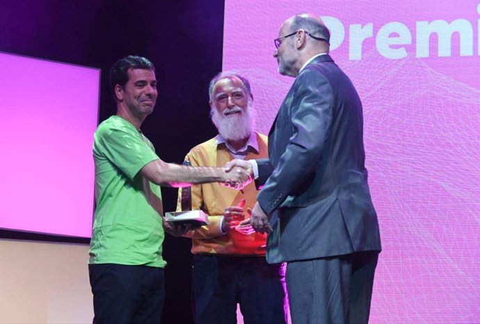 El director de la revista 'Camacuc', Joan Escrivà, recibe junto a su padre el 11 Premi Martí Gasull i Roig de Plataforma per la Llengua.