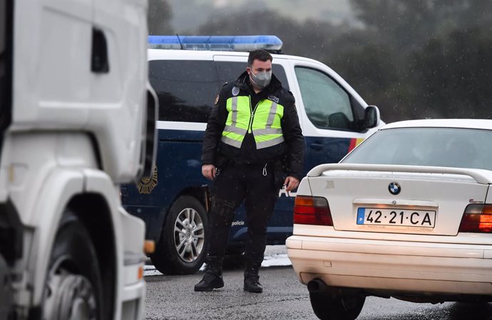 Archivo - February 4, 2021, Monfortinho, Portugal: Border police officer inspects a vehicle at a checkpoint amid coronavirus crisis..Since January 31, Portugal closed its land border with Spain, for a period of at least two weeks in an attempt to contain 