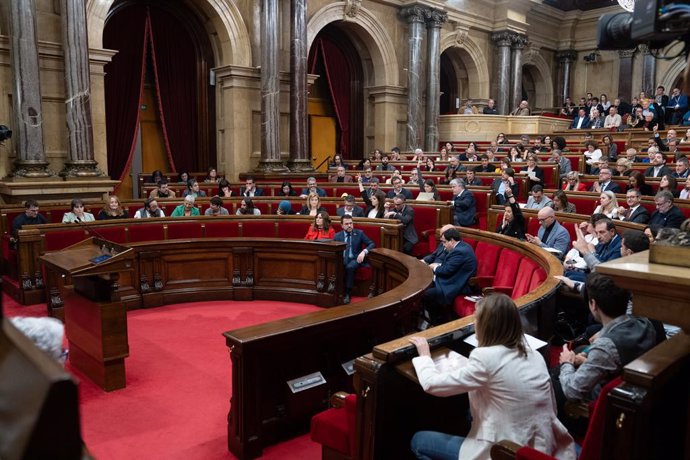 Archivo - Arxiu - Varis parlamentaris voten durant una sessió plenària, en el Parlament, a 7 de març de 2024, a Barcelona, Catalunya (Espanya)